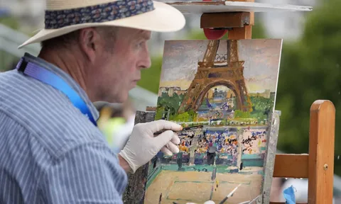Họa sĩ vẽ tranh bóng chuyền bãi biển tại Olympic Paris 2024