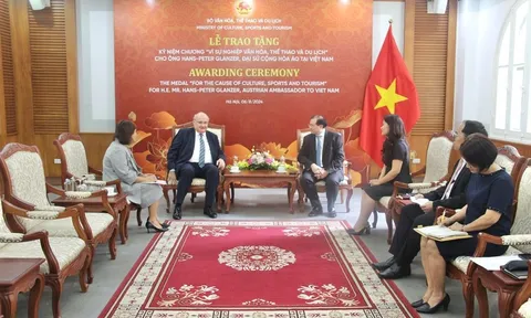 Trao tặng Kỷ niệm chương “Vì sự nghiệp Văn hoá, Thể thao và Du lịch” cho Đại sứ Áo tại Việt Nam