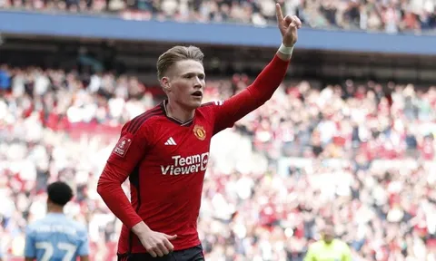 Rio Ferdinand chỉ trích Man United trong thương vụ bán Scott McTominay