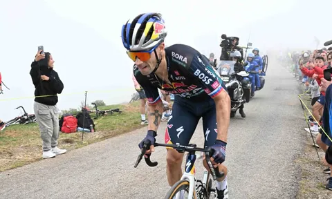 Primoz Roglic bị phạt 20 giây vì núp gió xe tiếp tế