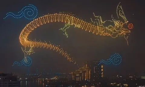 Hà Nội trình diễn ánh sáng bằng drone chào mừng 70 năm Ngày Giải phóng Thủ đô