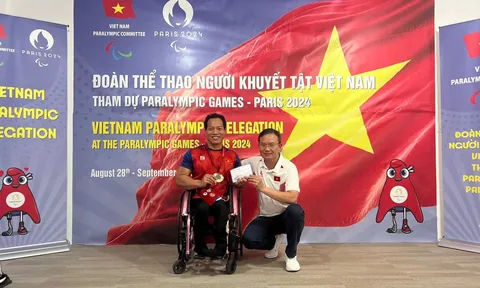 Lực sĩ Lê Văn Công nhận thưởng "nóng" cho tấm huy chương đồng Paralympic 2024