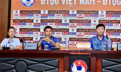 Huấn luyện viên Kim Sang-sik: “Trận đấu với Thái Lan rất quan trọng, hi vọng người hâm mộ đồng hành với đội tuyển”