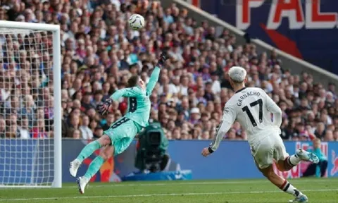 Huấn luyện viên Erik ten Hag tức giận với nghi ngờ của cựu danh thủ Jamie Redknapp