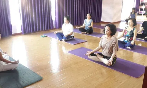 Bác Bích Nguyệt - ở Hưng Yên hỏi: Xin cho biết, phụ nữ trung niên có nên tập yoga không?