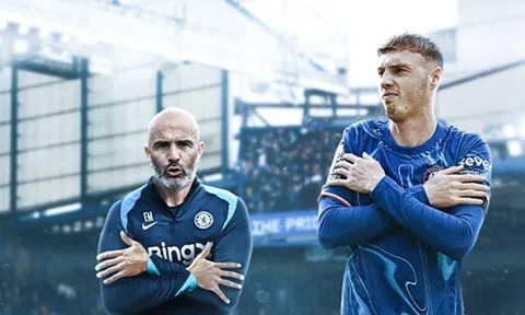 Cole Palmer và huấn luyện viên Enzo Maresca của Chelsea cùng được vinh danh