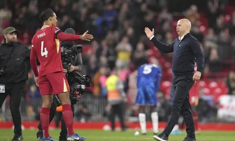 Huấn luyện viên Arne Slot không hài lòng với trọng tài dù Liverpool thắng Chelsea