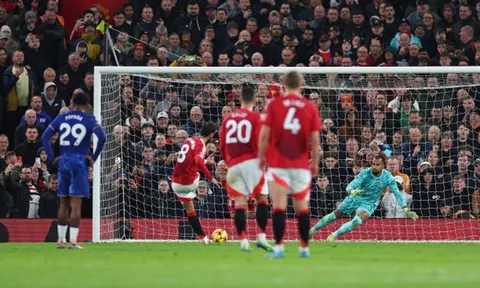 Man United đánh rơi chiến thắng, Tottenham ngược dòng thắng đậm