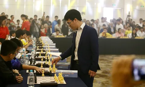 Lê Quang Liêm giao lưu với các kỳ thủ "nhí" trước thềm giải cờ Vua tranh Cúp KPNest 2024