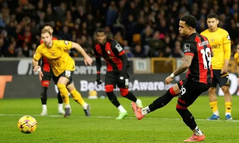 Tiền vệ Justin Kluivert lập hat-trick đặc biệt