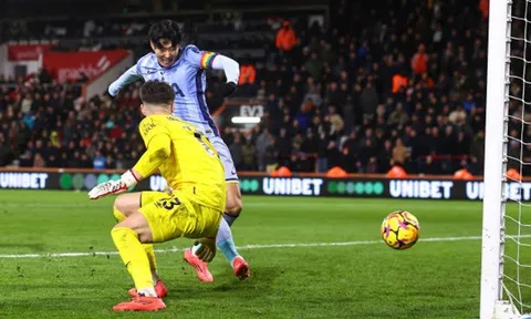 Hậu vệ 19 tuổi giúp Bournemouth hạ gục Tottenham