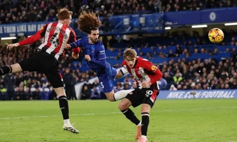 Chelsea áp sát Liverpool