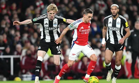 Cúp Liên đoàn Anh: Arsenal thua Newcastle ở lượt đi bán kết