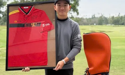 Golfer Nguyễn Anh Minh đấu giá áo và túi gậy hỗ trợ xây dựng trường học cho trẻ em vùng cao