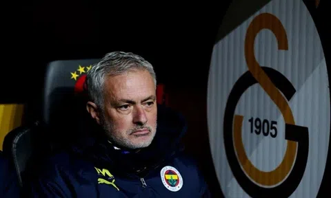 Galatasaray khởi kiện huấn luyện viên Jose Mourinho