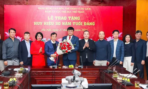 Trao tặng Huy hiệu 30 năm tuổi Đảng cho đồng chí Ngô Ích Quân