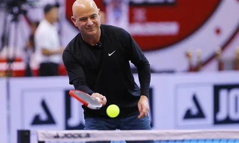 Andre Agassi trình diễn kỹ thuật đánh Pickleball trước hàng nghìn khán giả Việt Nam
