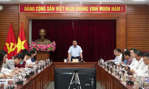 Bộ trưởng Nguyễn Văn Hùng làm việc với các cơ quan báo chí chủ lực về dự án Luật Báo chí (sửa đổi)