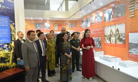 Khai mạc Trưng bày chuyên đề “Đất nước trọn niềm vui”