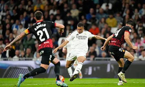 Thắng kịch tính, Real Madrid phả hơi nóng vào gáy Barcelona trong cuộc đua vô địch