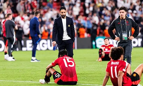 Man United bị phạt nặng