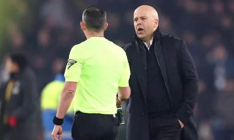 Huấn luyện viên Arne Slot cảm ơn trọng tài, Man United rao bán cả đội hình