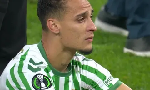 Betis tan mộng vô địch, Antony bị chỉ trích dữ dội
