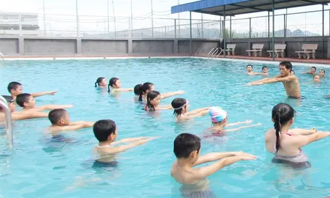 Bạn Ngân Trang - ở Tây Ninh hỏi: Xin cho biết, độ tuổi nào thích hợp cho trẻ học bơi và lợi ích của môn Bơi với trẻ nhỏ?
