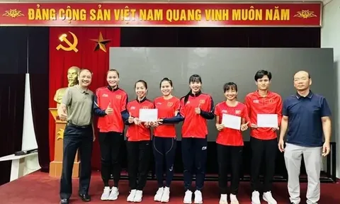 Tổ chạy tiếp sức 4x400m nữ được khen thưởng sau khi giành huy chương bạc giải vô địch Điền kinh châu Á 2025