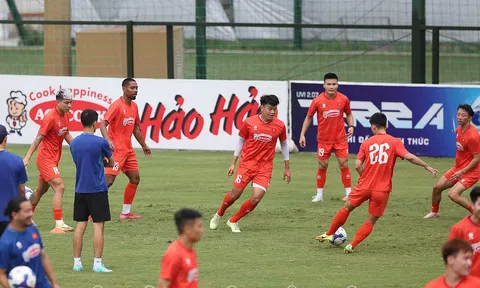 Huấn luyện viên Kim Sang-sik và bài toán “hai trong một”