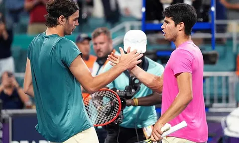 Thắng thuyết phục, Alcaraz vào bán kết Wimbledon 2025