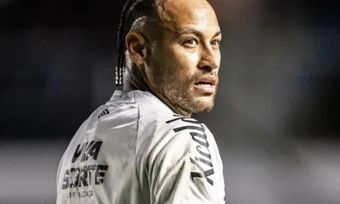 Tiền đạo Neymar đang trên đường trở lại châu Âu chơi bóng