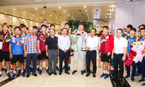 Thứ trưởng Hoàng Đạo Cương đón U23 Việt Nam tại sân bay Nội Bài