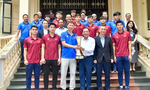 Bộ trưởng Nguyễn Văn Hùng chúc mừng đội tuyển bóng đá U23 Việt Nam vô địch U23 Đông Nam Á