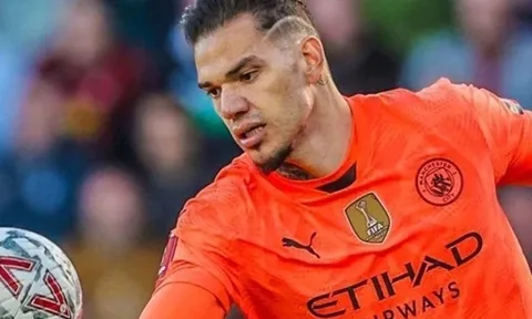 Thủ môn Ederson Moraes trên đường rời Man City