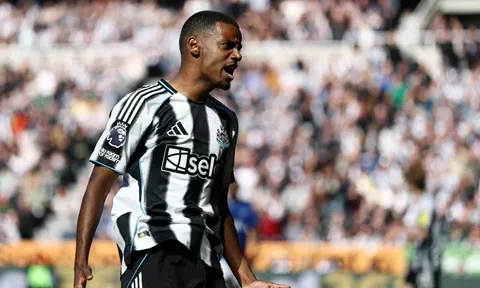 Liverpool để ngỏ khả năng từ bỏ Isak