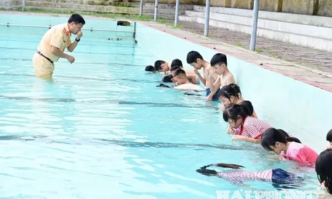 Lớp học bơi miễn phí ở phường Nam Triệu góp phần phổ cập bơi