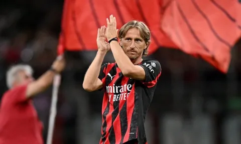 Modric ra mắt tưng bừng tại AC Milan, AS Roma hỏi mua 2 cầu thủ của Man United
