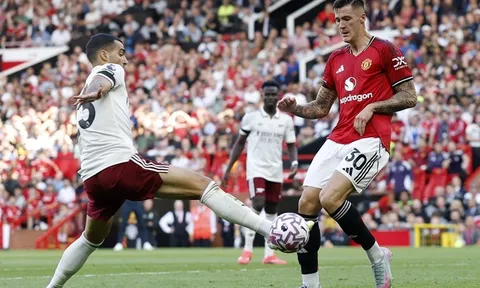 Arsenal hạ gục Man United tại Old Trafford, Chelsea gây thất vọng