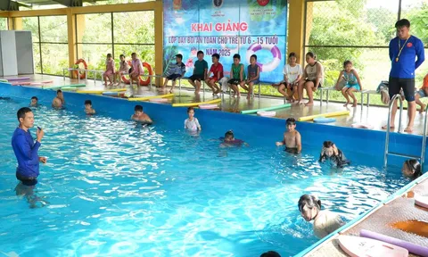 Thành phố Huế khai giảng lớp dạy bơi an toàn cho trẻ từ 6 - 15 tuổi