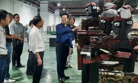 Phó Thủ tướng tham quan không gian triển lãm của 12 ngành công nghiệp văn hóa