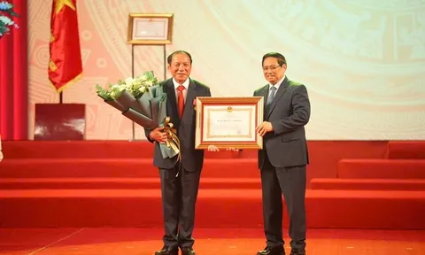 Bộ trưởng Nguyễn Văn Hùng được tặng thưởng Huân chương Lao động hạng Nhất