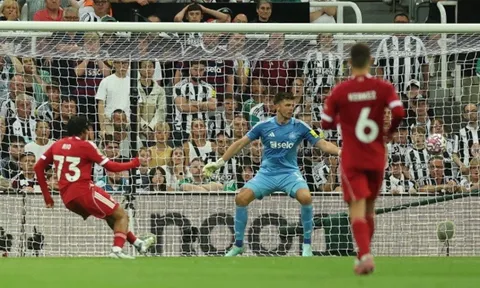 Sao trẻ tỏa sáng, Liverpool nhọc nhằn giành 3 điểm trước Newcastle