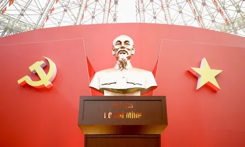 Triển lãm "95 năm Cờ Đảng soi đường": Tái hiện những mốc son chói lọi của Đảng qua 95 năm lãnh đạo Cách mạng Việt Nam bằng công nghệ hiện đại