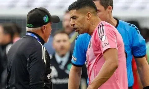 Luis Suarez bị phạt nặng bởi hành vi phi thể thao