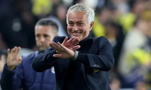 Huấn luyện viên Jose Mourinho trở lại ngồi "ghế nóng" Benfica