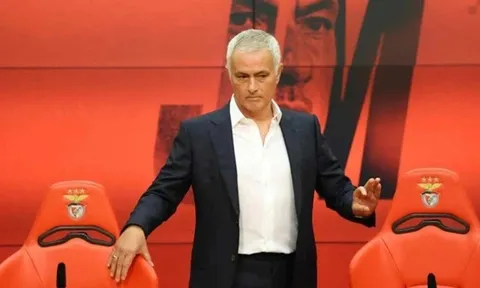 Huấn luyện viên Jose Mourinho phấn khích trong ngày ra mắt Benfica