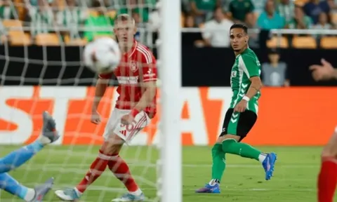 Antony giúp Real Betis thoát thua ở trận mở màn vòng phân hạng Europa League