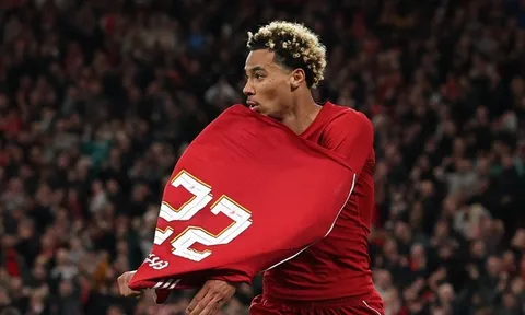"Bom tấn" của Liverpool bị phạt tiền, sao trẻ Rio Ngumoha được thưởng lớn
