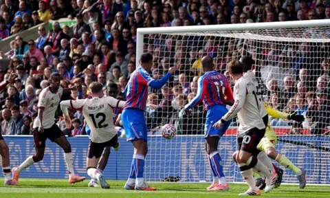 Liverpool và Man United cùng thua sốc ở vòng 6 Premier League